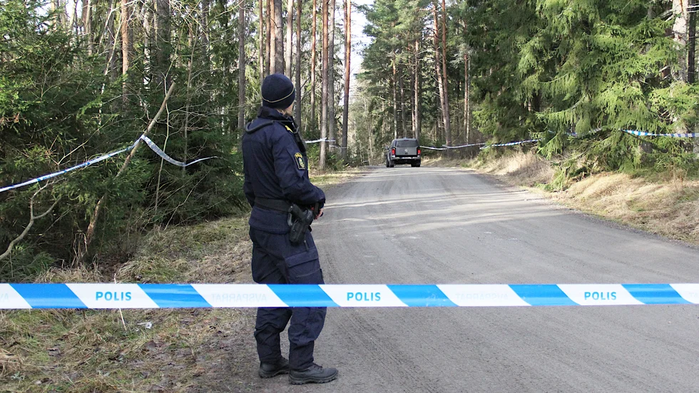 Här hittades 17-åringen mördad natten mot 1 mars. Mordet är inte löst än. Polisen spärrade av ett område kring mordplatsen och vägen ner mot båtklubben samma morgon.