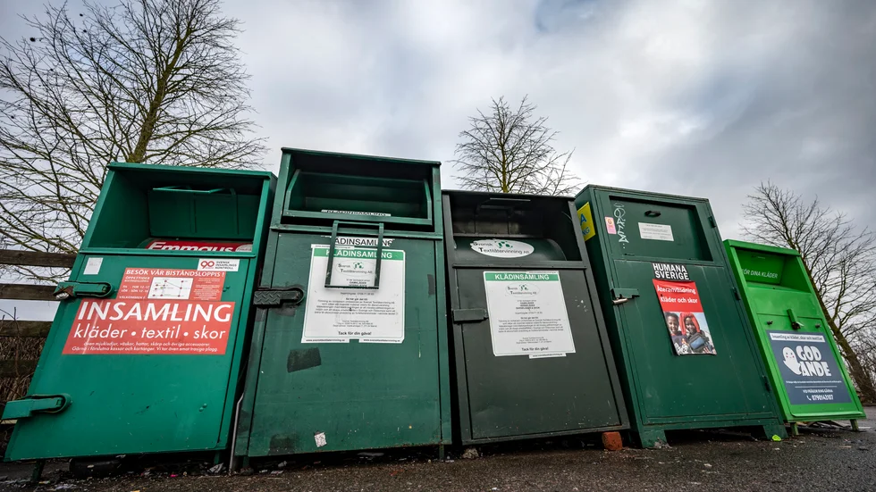 Klädinsamlingscontainrar på en återvinningsstation i Lomma utanför Malmö. Bara Emmaus har 90-konto.
