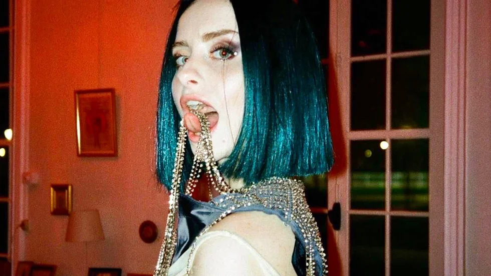 Agnes Hassler från Luleå kallar sig Agnes Hustler som artist och släpper en ny singel under fredagen. "Strip it down" handlar om en ung kvinna som tjänar pengar på sin relation med en rik man.