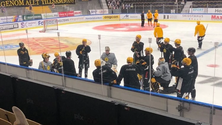 Stefan Hedlund samlar spelarna och håller ett snack med de som ska spela boxplay innan PP-träningen. 