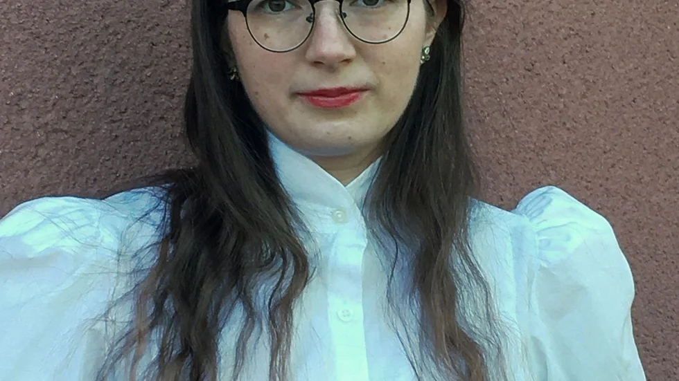Annie Burman disputerade 2018 i klassisk filologi vid University of Cambridge.