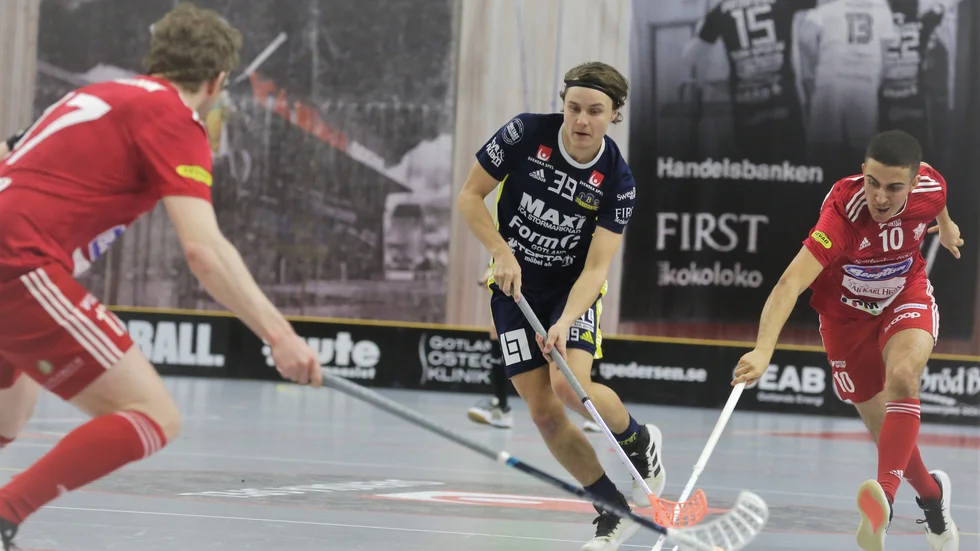En ensam Albin Lundell går till ett anfall mot Strängnäs.