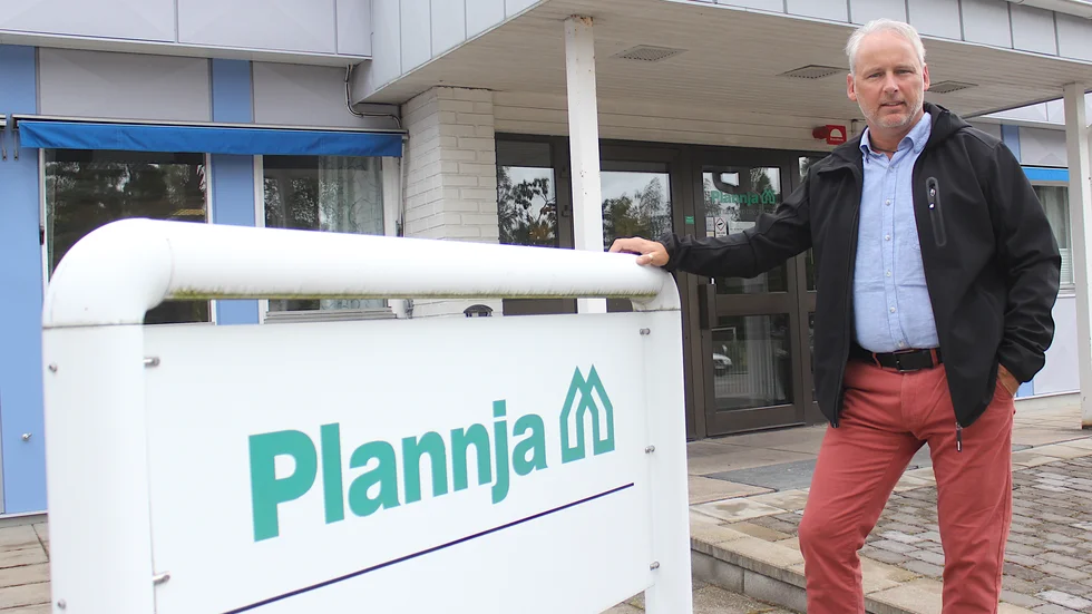 Mikael Stolpe, platschef på Plannja i Järnforsen, berättar att man fått använda sig av både extra bemanning och en hel del övertid för att kunna möta efterfrågan. Produktionen har överträffat förväntningarna.