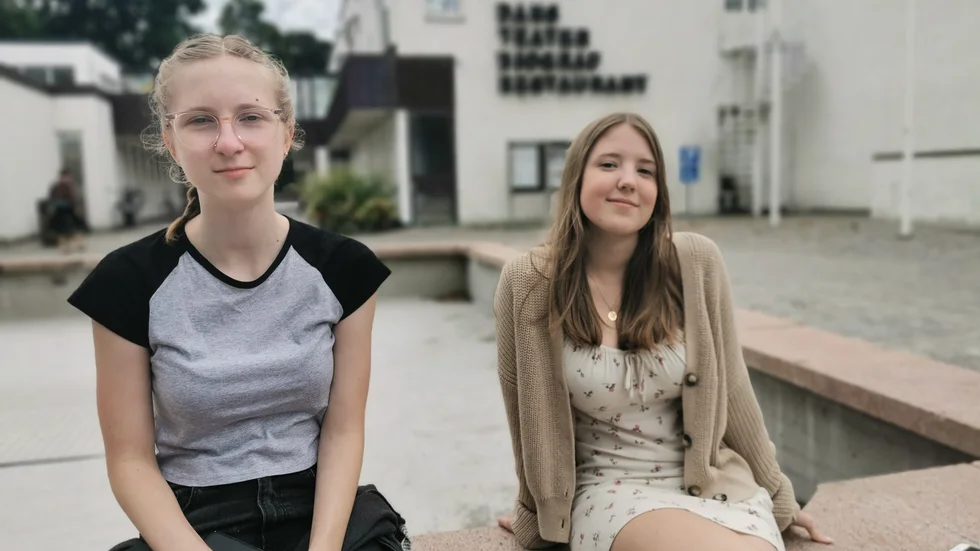 Tuva Kaneberg, 18 och Tove Albertsson, 17 visste inte att biografen skulle öppna. "Vi har längtat!" säger Tove Albertsson.