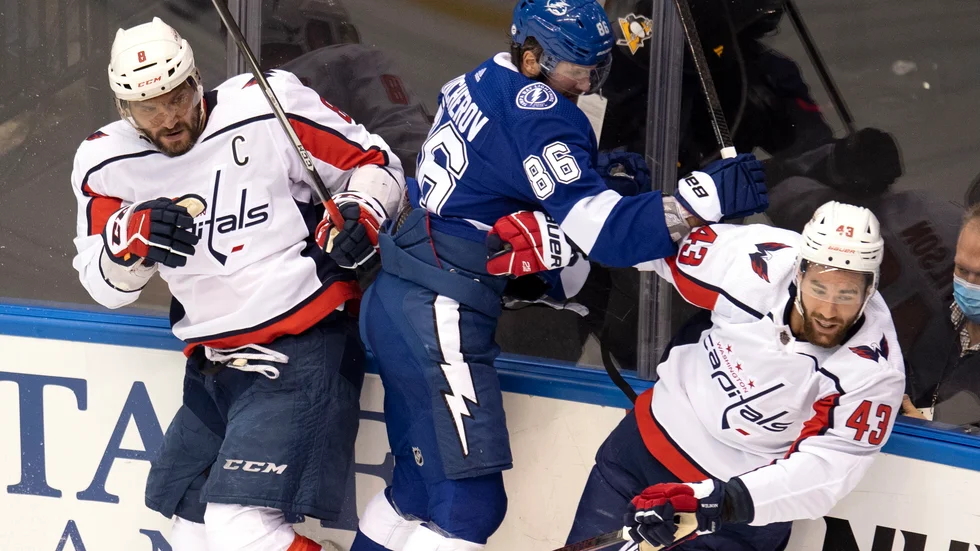 Tampa Bays Nikita Kutjerov, här i kamp med Washingtons Alexander Ovetjkin och Tom Wilson.