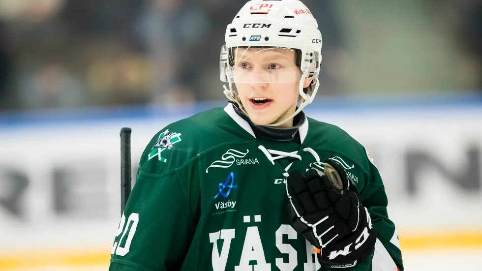 "Det lutar åt antingen fortsätta och bli kvar i Väsby, men då ska jag få ihop det med det sociala. Annars så slutar jag", säger Jesper Kemi.