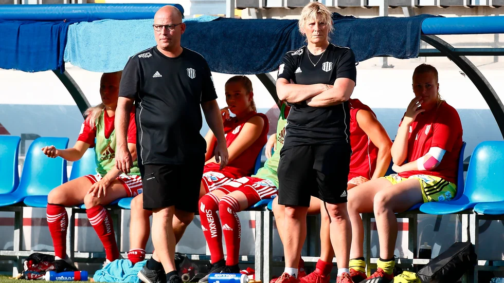 PIF-tränarna Stellan Carlsson och Annelie Andersén tänker visa tålamod med Madelen Janogy. "Det ska hålla över tid", säger Carlsson.