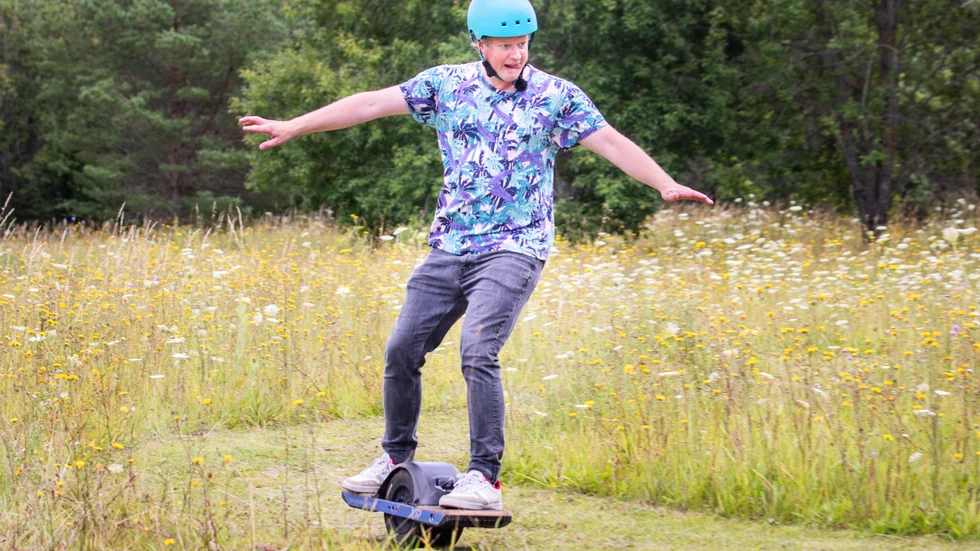  Gotlands Tidningars reporter Linus Ehn testar den eldrivna enhjulingen.
