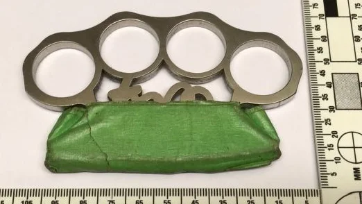 Polisen kontrollerade tre personer i Eskilstuna i slutet av november förra året och hittade detta knogjärn i en jackficka. Innehavaren som berättade att han var rädd, har nu fått sin dom.