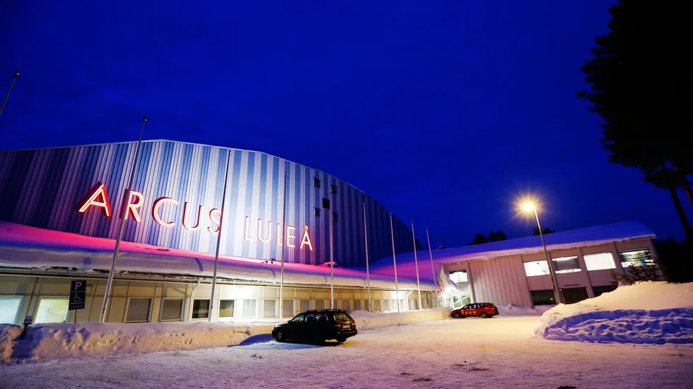 Arcushallens tak måste nu skottas och all verksamhet i hallen ställs in under två dagar.