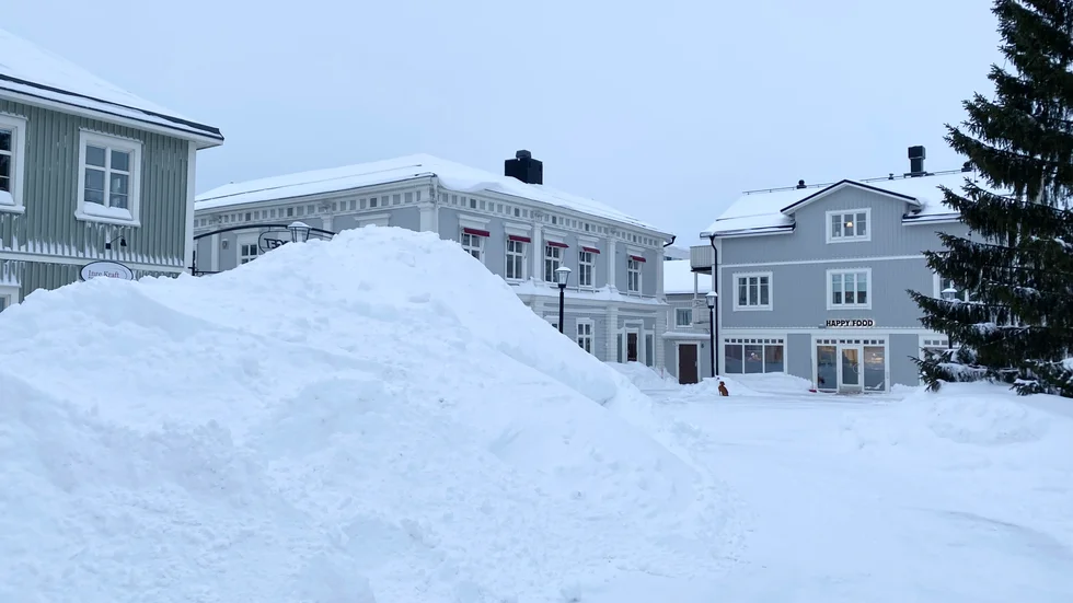 Rådhustorget fick några ordentliga snöhögar efter plogningen under natten mot lördagen. (Arkivbild)