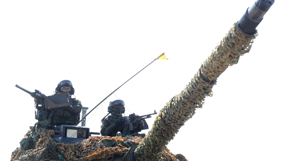 Två soldater i en stridsvagn under en militärövning i norra Taiwan i tisdags.