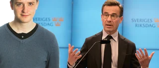 Moderatledaren uppträder som en fotbollskommentator