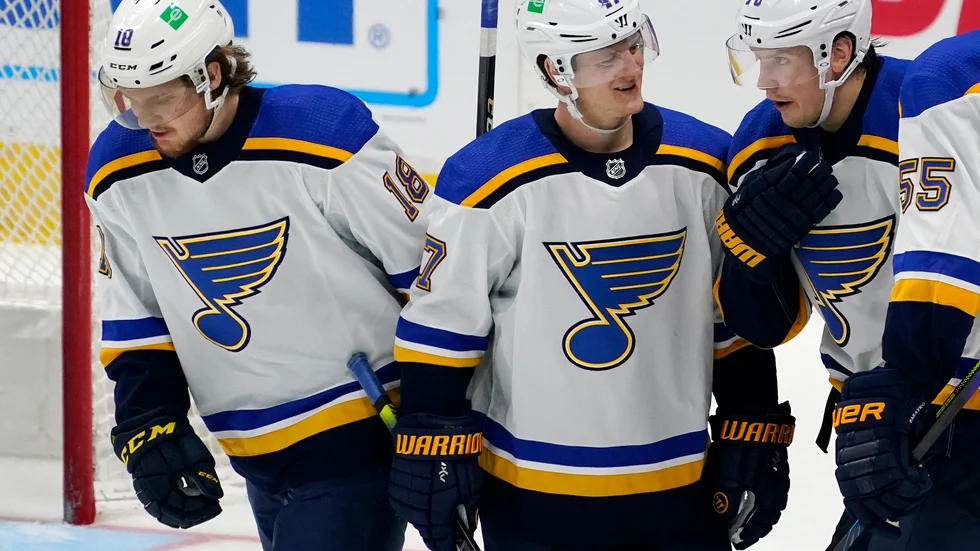 Oskar Sundqvist, till höger, gratuleras av lagkamraten Torey Krug.