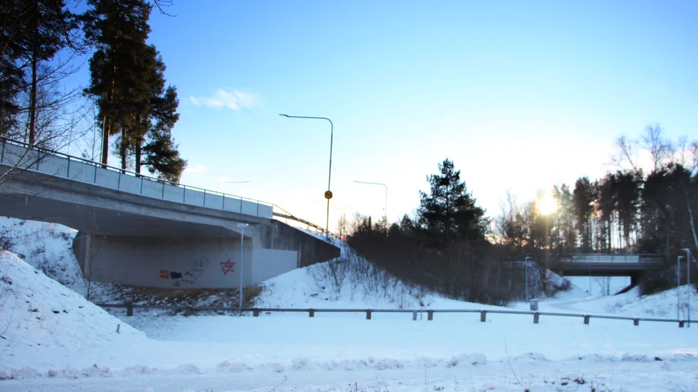 Vid tunnlarna mellan centrala Finspång och Nyhemsområdet skedde rånet mot en 20-årig kvinna på väg till bussen. 