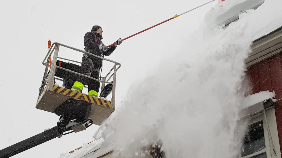 Mikael Berg och kollegan Göran Berg från Miljötak hade en hektisk dag med att få ner alla stora snösjok som hängde ut och riskerade att falla ner på gående efter Storgatan.
