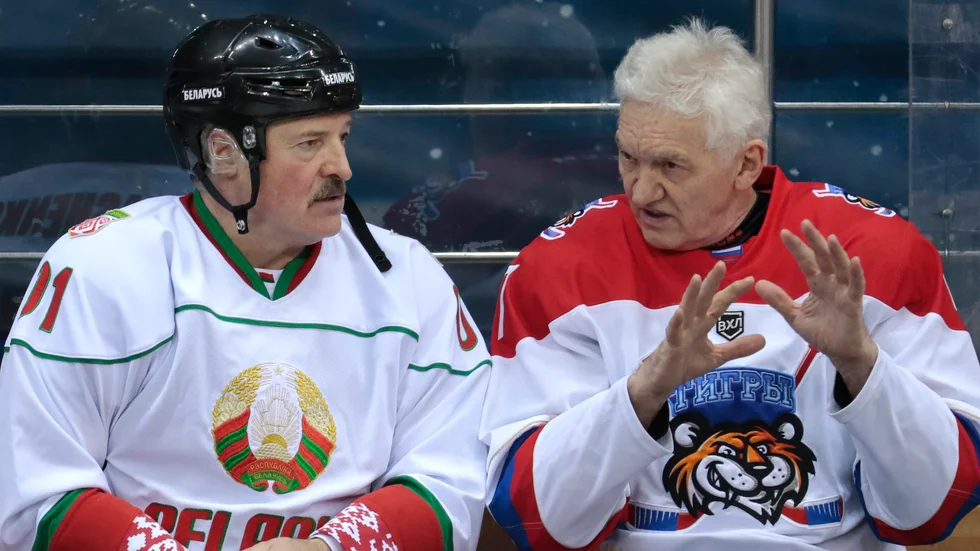 Belarus president Aleksandr Lukasjenko (till vänster) är ett stort hockeyfan. Arkivbild.