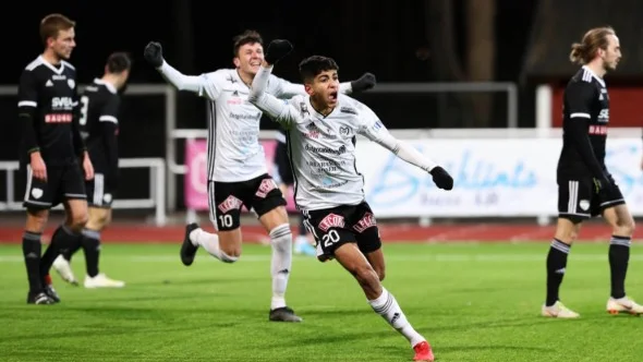 Ahmed Qasem jublar i den vitsvarta Maif-dressen. Nu blir det gulsvart för den östgötske talangen som bestämt sig för spel i Elfsborg.