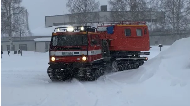 Räddningstjänsten bistår hemtjänsten i Skellefteå med bandvagn för att kunna ta sig fram. Här vid Klintfors.