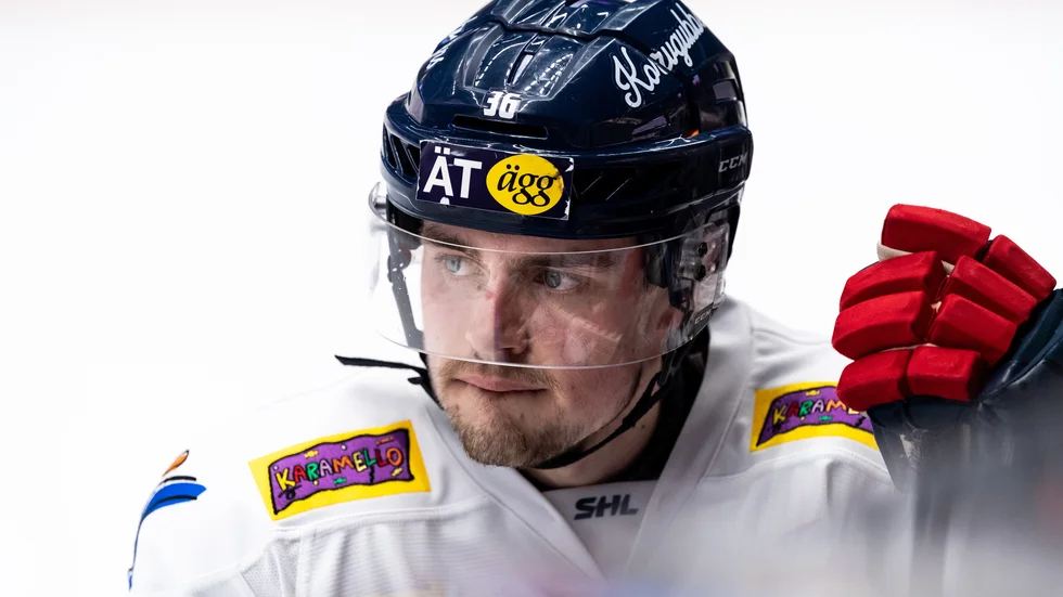 Filip Karlsson i LHC-tröjan. 