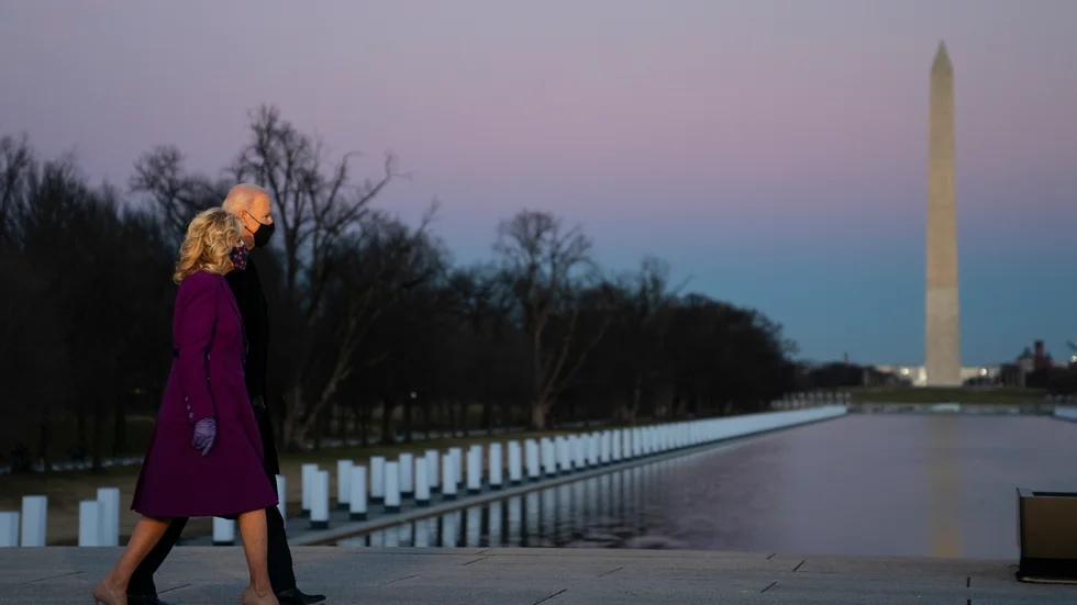USA:s tillträdande president Joe Biden och hans hustru Jill vid Lincoln Memorial i Washington DC på tisdagskvällen.