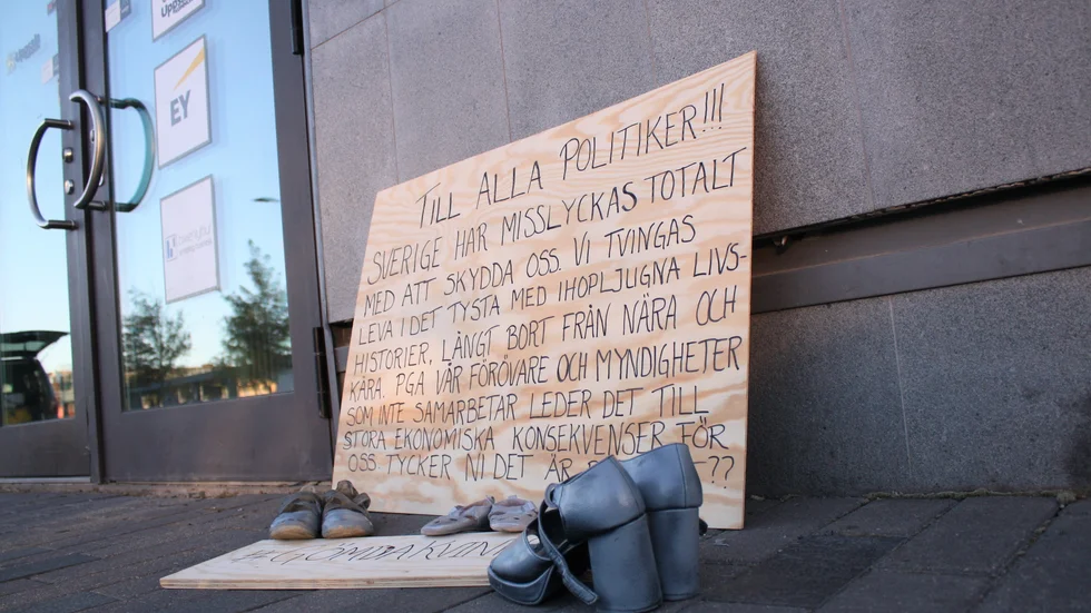 Skor var och plakat hade ställts ut vid socialtjänsten.