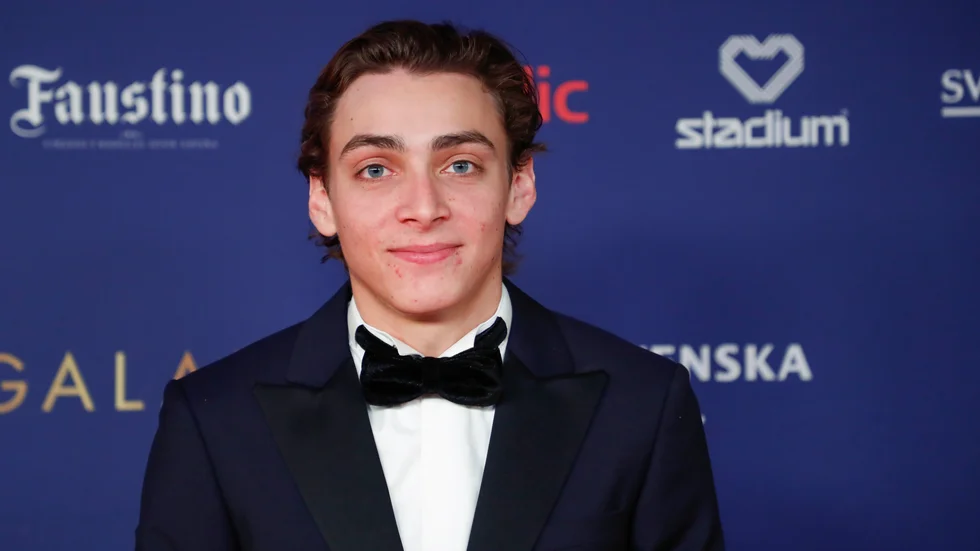 En galaklädd Armand Duplantis på väg in till Idrottsgalan i januari. Någon mer gala blir det inte i år då friidrottsgalan ställs in.