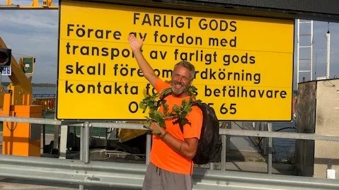 Strax innan 17.30 var han framme vid färjeläget i Fårösund efter 11,5 timmars vandring.