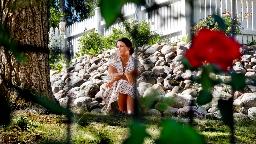 I Katarina Wennstams senaste deckare "Dockorna" finns flera trådar till den kombinerade sommar- och skrivarstugan i Sörmland. Huvudpersonen Shirin har också fritidshus en timme från Stockhom.