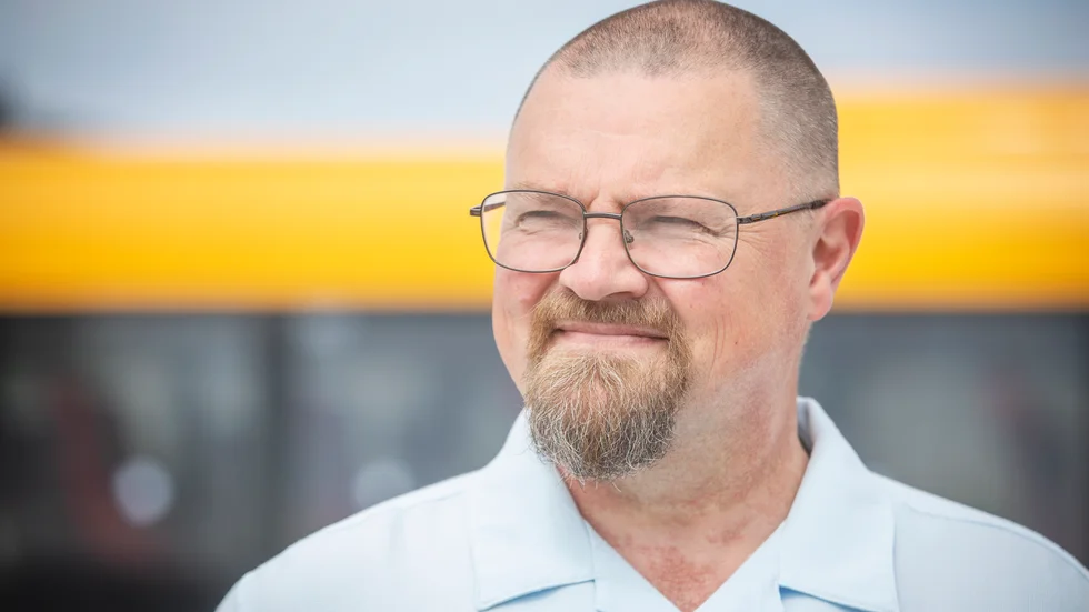 "Vi måste följa lagen" säger Jyrki Vainio som är chef för kollektivtrafiken. Och lagen säger att resor i tjänsten inte kan göras med färdtjänst.