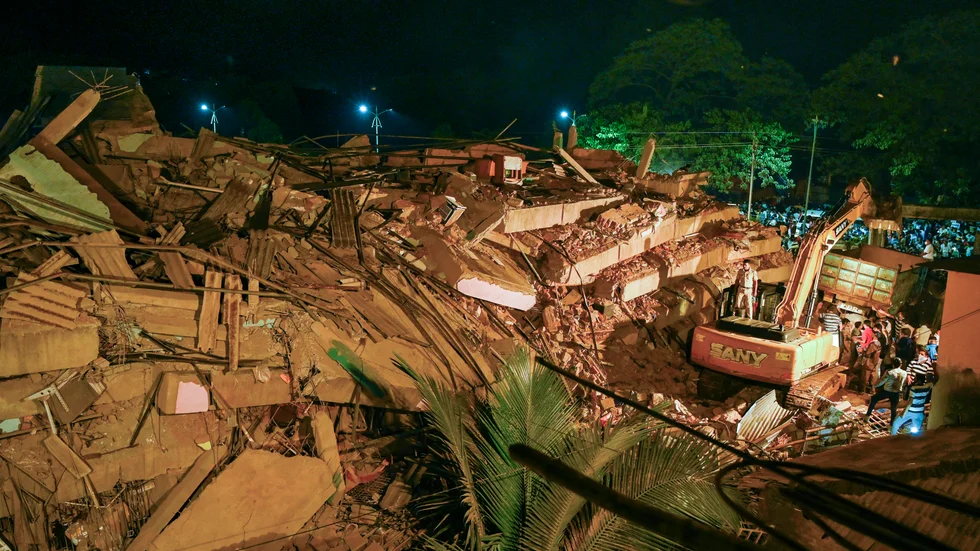 Räddningsarbetet fortsätter vid det rasade bostadshuset i Mahād i västra Indien.