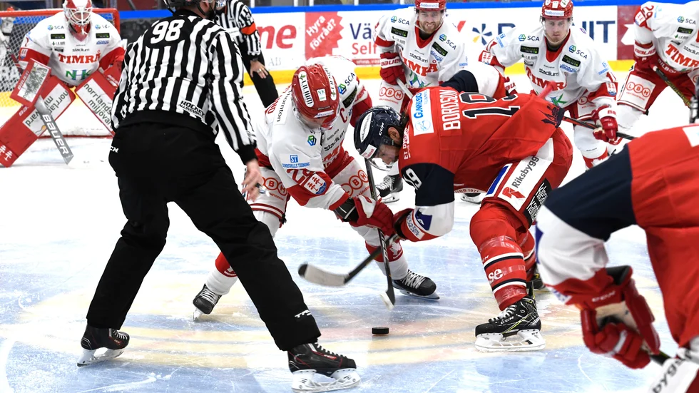 Västerviks IK:s spelare får byta ut skridskor och klubba mot skor och racket när klubben arrangerar padelturnering