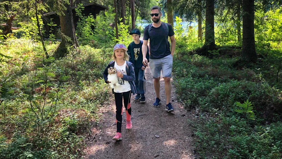 Familjen Strömbro prövade vandringsleden Linnéstigen tillsammans. 