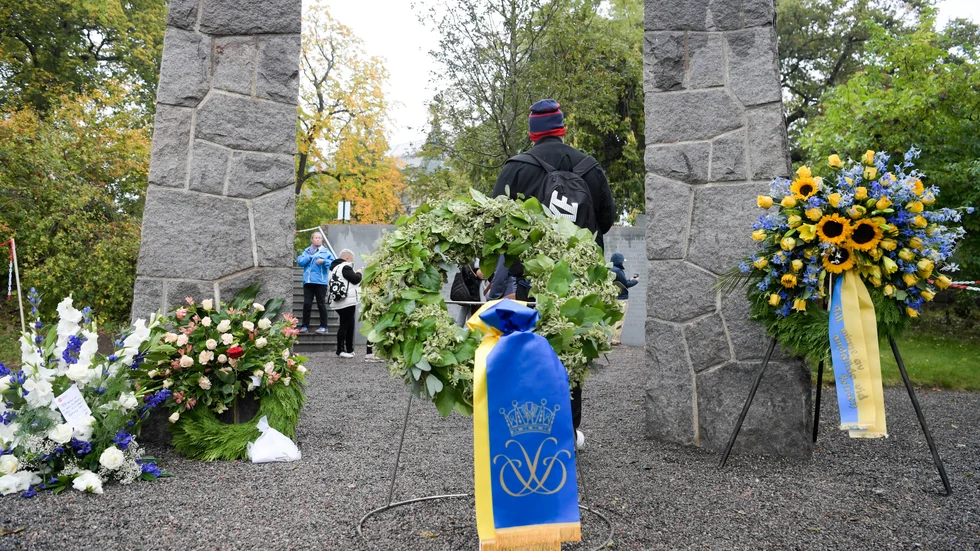 Kransar på plats vid Estonias minnesmonument vid en ceremoni med anledning av att det är 25 år sedan fartyget förliste. Arkivbild.