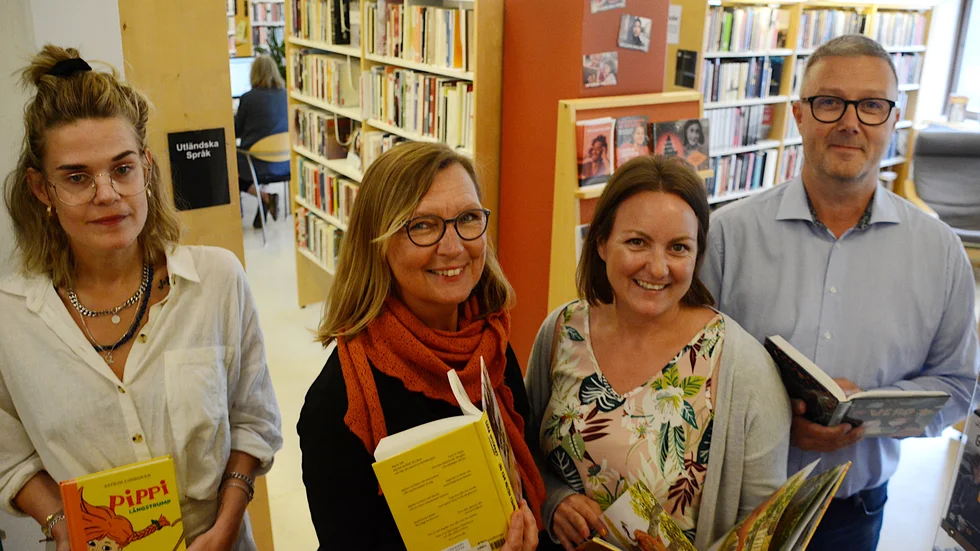 Samarbete i ny form för extra feriejobb i Vimmerby. Zarah Ragnvaldsson, biblioteket, Anna Mellengård, litteraturutvecklare, Camilla Karlsson, Fabriken och Patric Engqvist, utvecklingsavdelningen skapar tillsammans upplägget för att låta ungdomar läsa och recensera böcker.