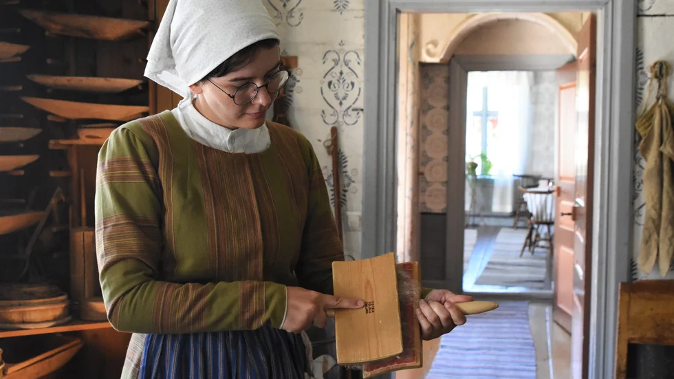 "Det har inte varit mycket turister. Annars brukar det komma med stora bussar. Men nu i år har jag inte märkt av särskilt mycket", säger museiguiden Stina Löf.