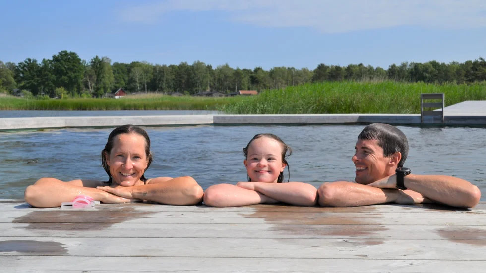 Kaisa, My och Andreas Edström från Skellefteå, gäster Fide Äventyrsby och camping tar sig ett dopp i havspoolen.