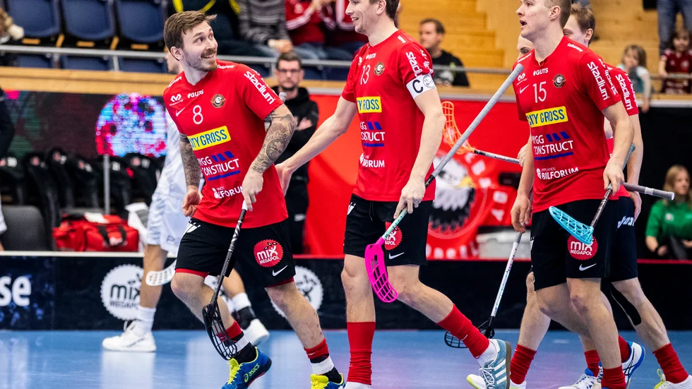 Jimmie Pettersson gratuleras efter ett mål.