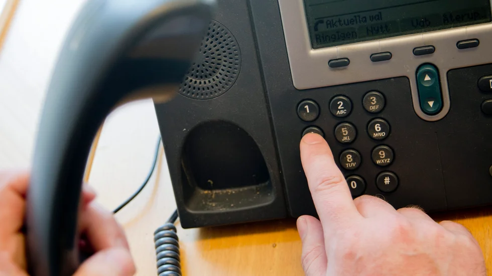 Alla har inte tillgång till datorer och moderna mobiltelefoner menar insändarskribenten.