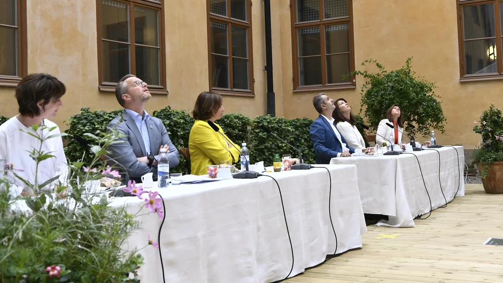 Ljudet från drönaren hördes tydligt vid regeringens pressfika, enligt TT:s fotograf på plats. Från vänster: Matilda Ernkrans (S), minister för högre utbildning och forskning, Mikael Damberg (S), inrikesminister och Isabella Lövin (MP), vice statsminister och miljö- och klimatminister, Ibrahim Baylan (S), näringsminister samt Eva Nordmark (S).