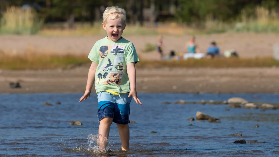 Tack vare en massiv ideell kraftansträngning är havsbadet i Rörbäck åter en plats där barnen kan njuta av vad Bottenviken har att erbjuda av sol och bad. 