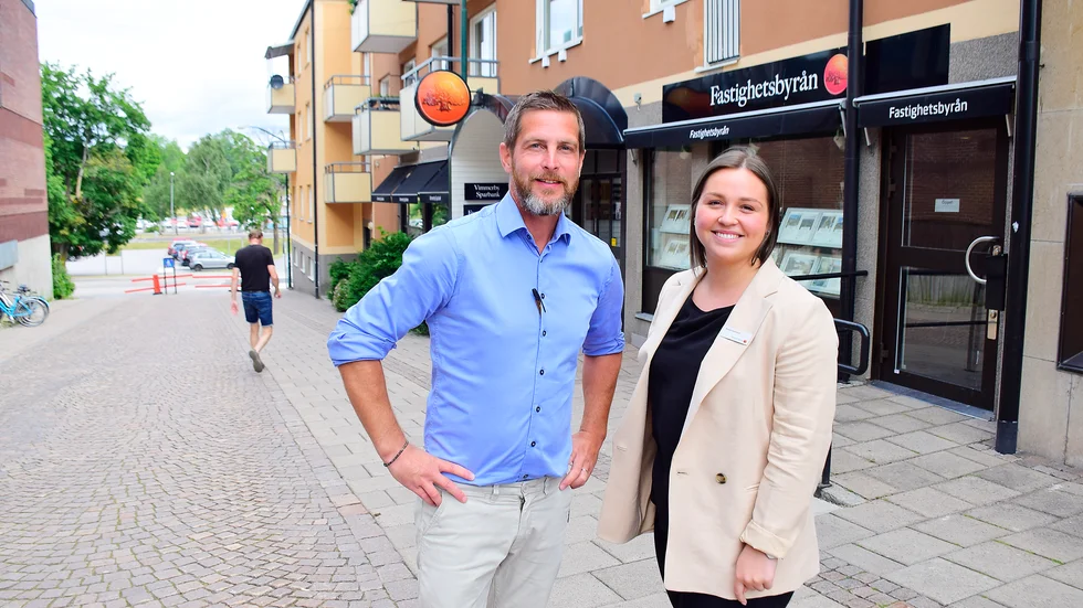 Kontorschef Magnus Boberg tillsammans med nyanställda Annie Ivarsson.