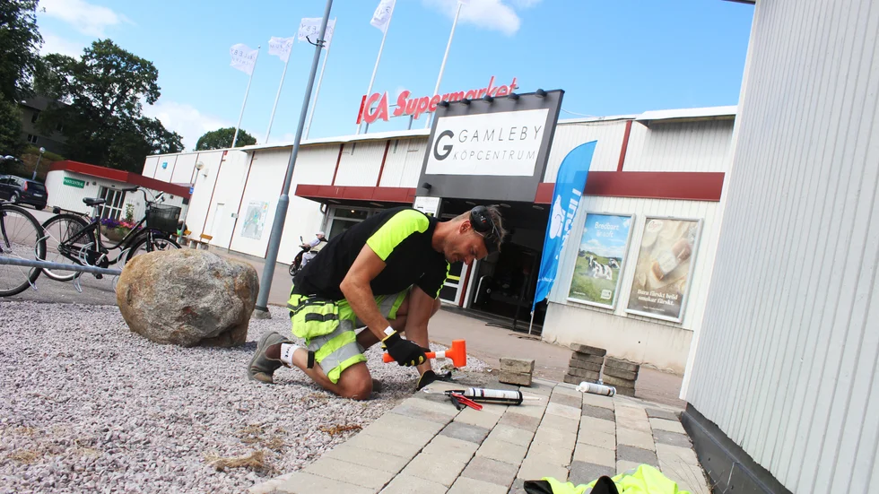 Martin Rosén från Kanonaden åtgärdade delar av skadegörelsen som natten mellan tisdag och onsdag inträffade i vid Gamleby köpcentrum.