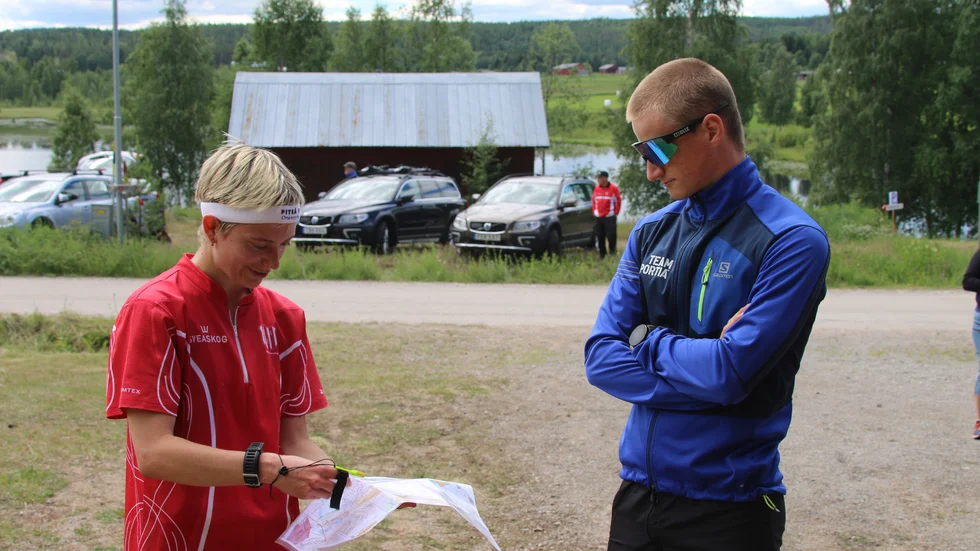 Tidigare landslagstjejen i skidorientering Sara Nordlund och banläggaren Jacob Lindehag som är med i utvecklingslandslaget i samma sport diskuterar bansträckningen i Svensbyskogarna.