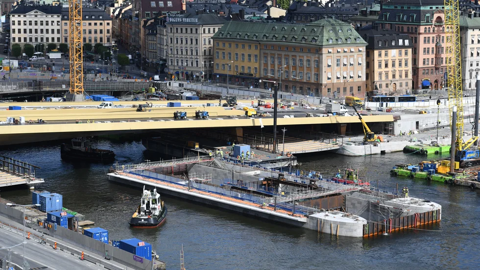 En del av nya slusskanalen bogseras till sin slutliga placering på östra sidan av Slussen. Kajdelen är 65 meter lång, 7 meter hög, 24 meter bred och väger 5|800 ton.