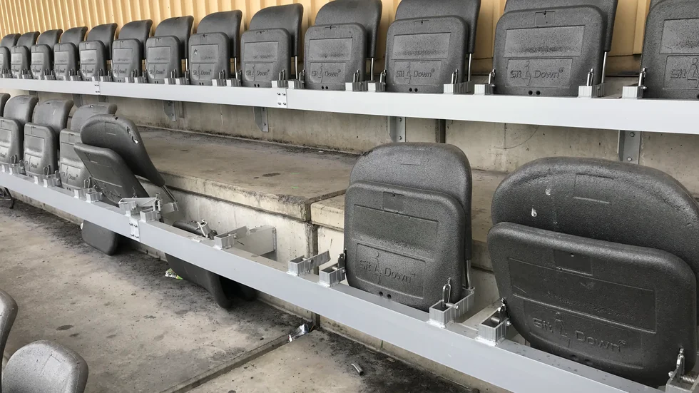 Under förra sommaren vandaliserades stolar på Lombias läktare. (Arkivbild)