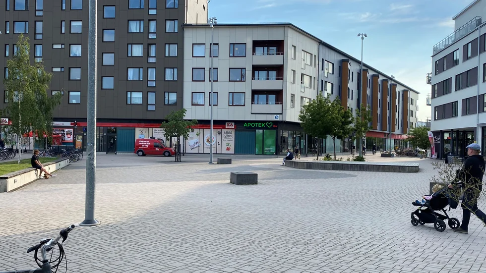 Här vid Mimmi Ekholms plats i Stabby finns bland annat en matbutik, restauranger och bostadsmäklare. Verksamheter är inte placerade ute i bostadskvarteren utan finns samlade kring torget. 