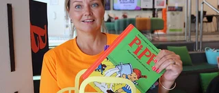 Lekfullt pop-up bibliotek med energiska besökare