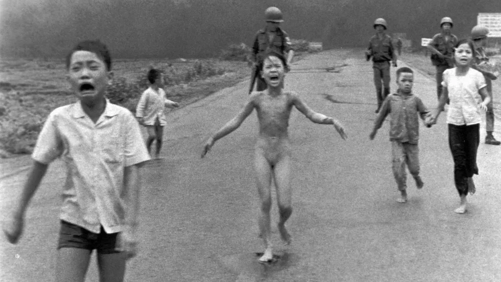 Bilden av de vietnamesiska barnen som brännskadade flyr från sina napalmbombade hem blev en av de viktiga bilder som bidrog till att vända hemmaopinionen i USA mot vietnamkriget. Flickan i mitten heter Kim Phuc och 25 år och 17 operationer senare bildade hon Kim foundation för krigsskadade barn.