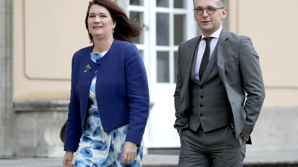 Finansministerns slagord  "snålast i EU" har gillats och överdrivits så ofta att de utrikespolitiska följderna borde allvarligt oroa utrikesminister Ann Linde (här med tyske kollegan Heiko Maas).    